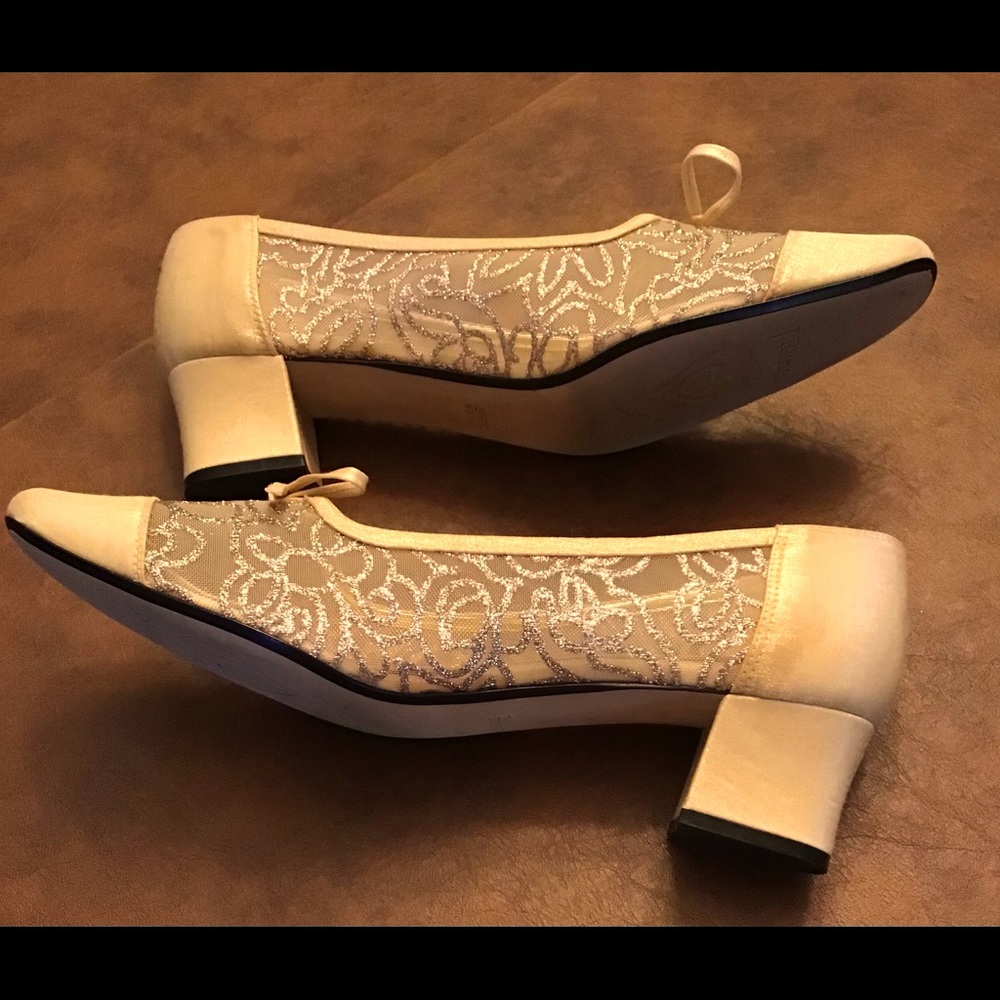 J. Renee gold block heel pump size 9M style Marina